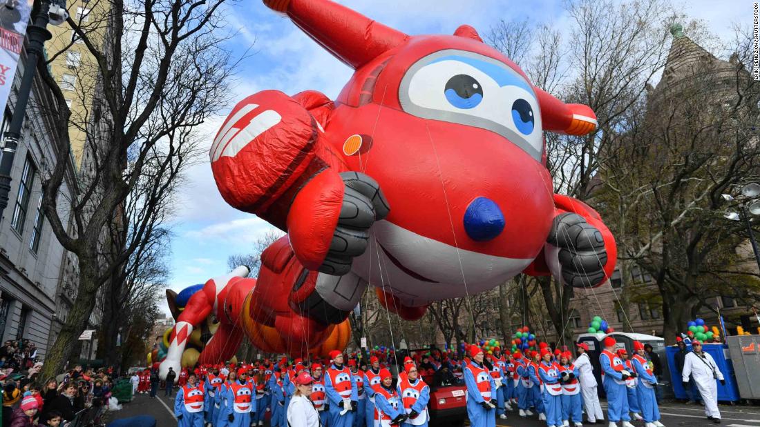 Officials &lt;a href=&quot;https://www.cnn.com/2019/11/28/us/macys-thanksgiving-parade-balloons-trnd/index.html&quot; target=&quot;_blank&quot;&gt;are measuring wind speeds throughout the route,&lt;/a&gt; and workers can lower the balloons to make them more manageable if winds get too fast, Macy&#39;s spokesman Orlando Veras said.