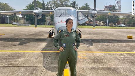 India&#39;s navy welcomes its first woman pilot 