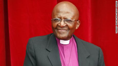Desmond Tutu, um líder contra o racismo e uma voz pela justiça, morreu aos 90 anos