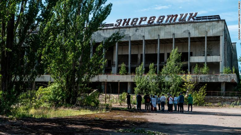 Turistas são guiados pela cidade abandonada de Pripyat, dentro da zona de exclusão de Chernobyl, em 2019.