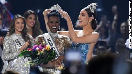 Miss Universe 2018 Philippines&#39; Catriona Gray (R) crowns the new Miss Universe 2019 South Africa&#39;s Zozibini Tunzi on stage during the 2019 Miss Universe pageant at the Tyler Perry Studios in Atlanta, Georgia on December 8, 2019. (Photo by VALERIE MACON / AFP) (Photo by VALERIE MACON/AFP via Getty Images)