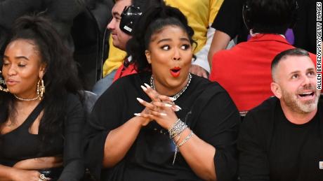 Lizzo twerked in a thong at a Lakers game and it was a moment