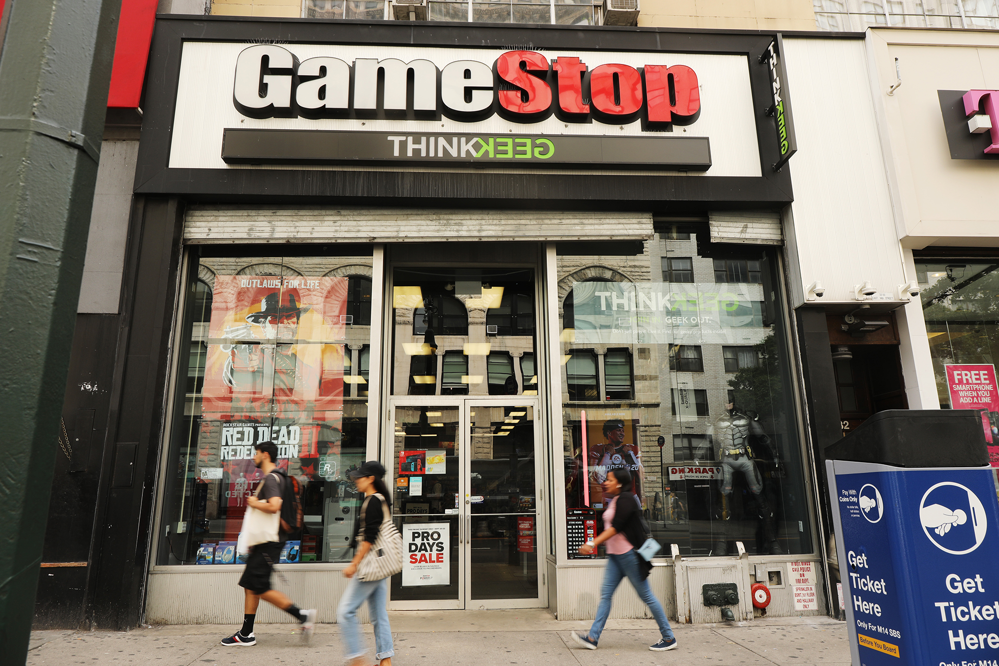 Everything You Need To Know About How A Reddit Group Blew Up Gamestop S Stock Cnn