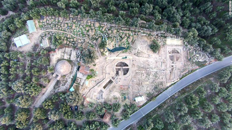 Una veduta aerea del sito che mostra i due "principeschi" tombe accanto a una tomba scoperta nel 1939 dall'archeologo UC Carl Blegen.