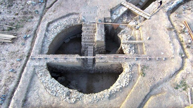 Gli archeologi hanno scoperto due tombe dell'età del bronzo vicino alla tomba del "Griffin Warrior" a Pylos, in Grecia.