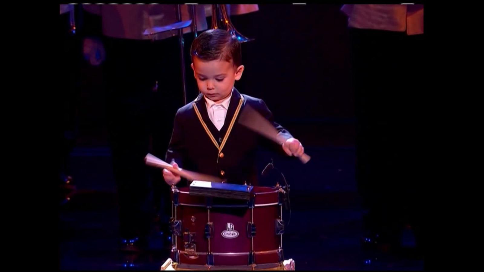 Hugo, el niño del tambor, aprende a tocar una nueva marcha de Semana Santa