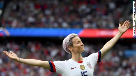 Rapinoe sărbătorește marcând primul gol al echipei sale în sferturile de finală ale Cupei Mondiale Feminine din 2019 împotriva Franței.