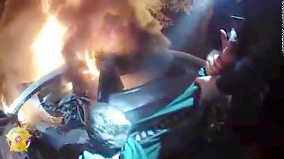 Dramatic Video Shows Houston Police Pull Man From A Burning Car Cnn Video 1145