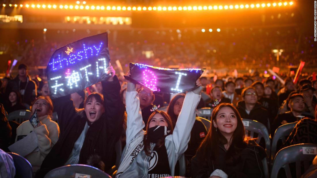 Fans react as they watch Invictus Gaming compete against Fnatic during the League of Legends 2018 World Championship final on November 3, 2018.