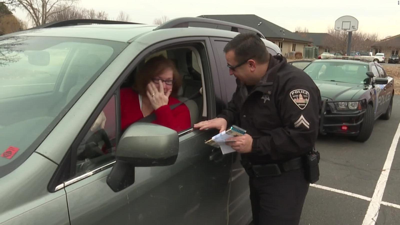 Police Spread Christmas Cheer By Giving Out Candy Instead Of Tickets Cnn