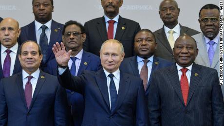 Russian President Vladimir Putin (C) gestures as Egypt&#39;s President Abdel Fattah al-Sisi (L) and South African President Cyril Ramaphosa (R) pose for a family photo with African countries leaders attending 2019 Russia-Africa Summit and Economic Forum in Sochi on October 24, 2019.