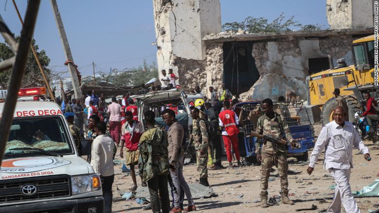 Somali soldiers secure the scene. 