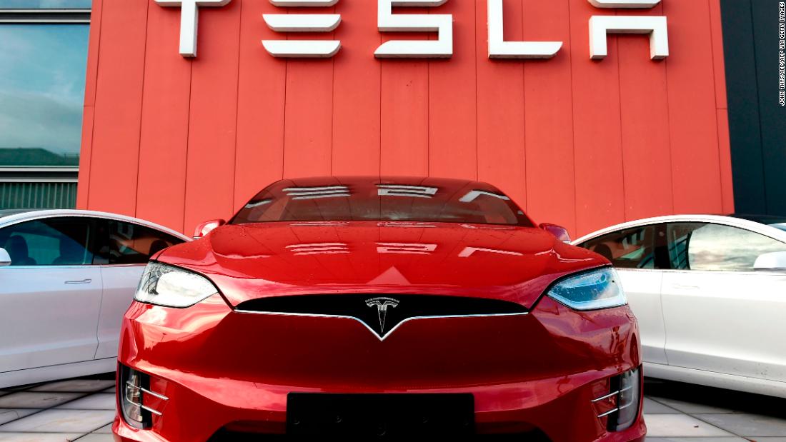 Las acciones de Tesla caen bruscamente - CNN Video