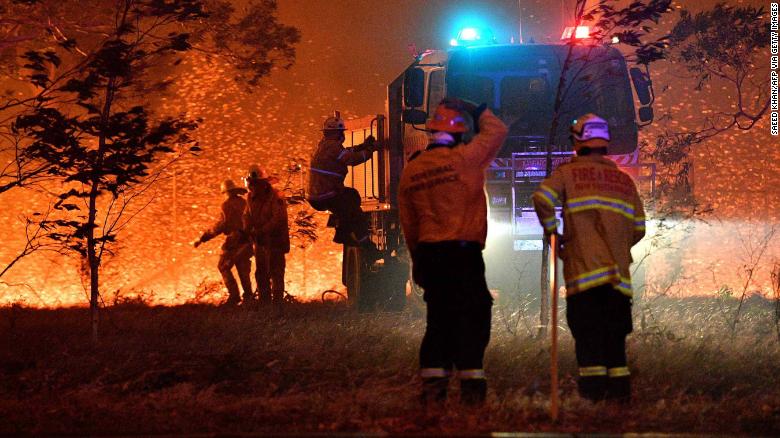 消防士は、2019年12月31日にオーストラリアのニューサウスウェールズ州にあるナウラ周辺の山火事と戦うため、木々をホースで止めます。人気の観光地に炎が吹き荒れ、逃げ場がなくなりました。