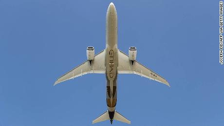 An Emirati Etihad Airways&#39; Boeing 787 airliner is seen taking off from Beirut International Airport on November 10, 2017.
Saudi Arabia, Kuwait, and the United Arab Emirates urged their citizens on November 9 to leave Lebanon &quot;as soon as possible&quot; and also called on them not to travel to the country, without specifying any threat. / AFP PHOTO / Joseph EID        (Photo credit should read JOSEPH EID/AFP via Getty Images)