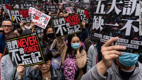 Susținătorii democrației țin semne și strigă lozinci în timp ce participă la un marș în timpul unui miting din 1 ianuarie 2020 la Hong Kong, China. 