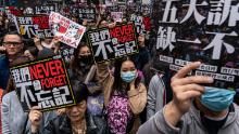 Susținătorii democrației țin semne și strigă lozinci în timp ce participă la un marș în timpul unui miting din 1 ianuarie 2020 la Hong Kong, China. 