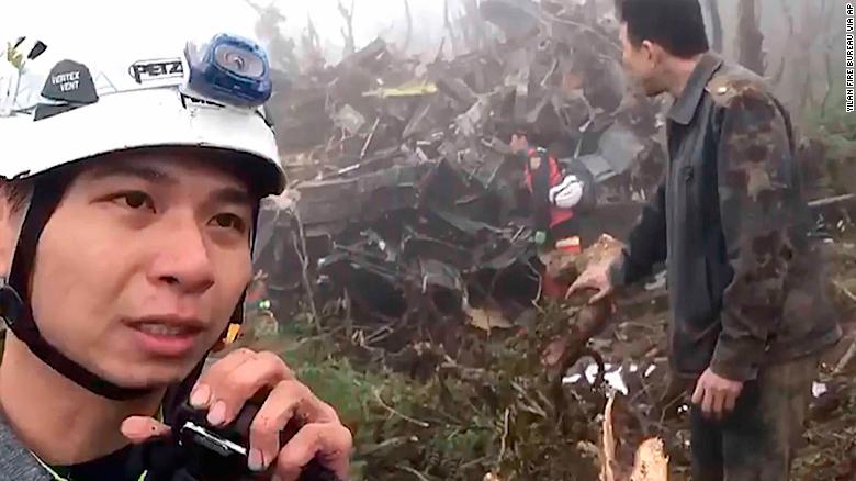 在这张视频录像中，紧急救援队于2020年1月2日星期四在台湾东北部宜兰山区的一架军用直升机坠毁现场工作。