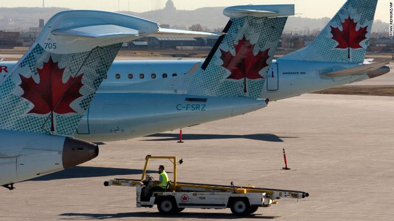 エア・カナダの飛行機がモントリオール・トルドー国際空港の滑走路に座っています。