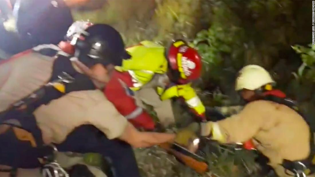 Bomberos Rescatan A Una Familia Que Cayó A Un Barranco En México - CNN ...