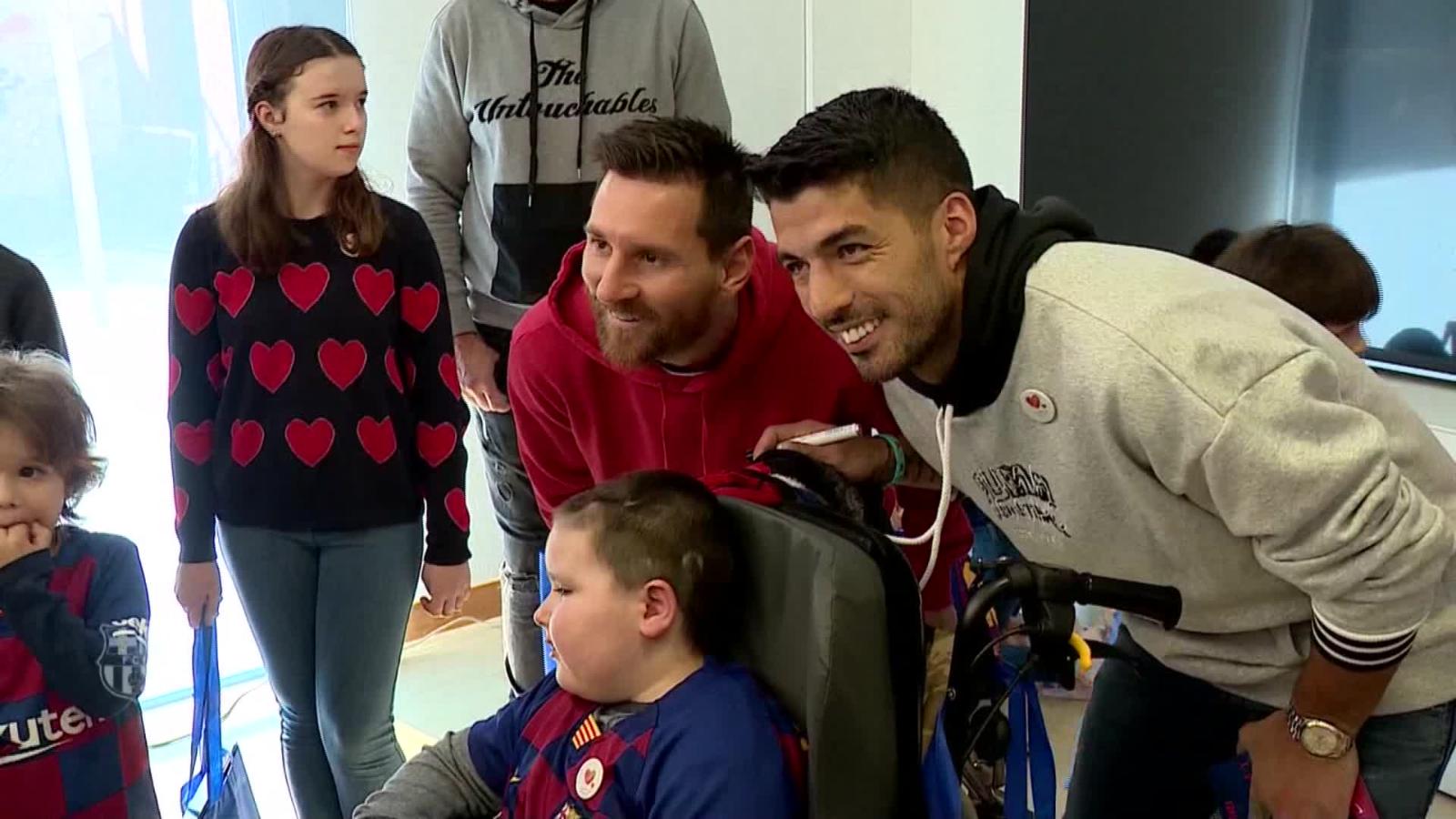 El gesto solidario de Messi y Suárez en el día de los Reyes Magos - CNN ...