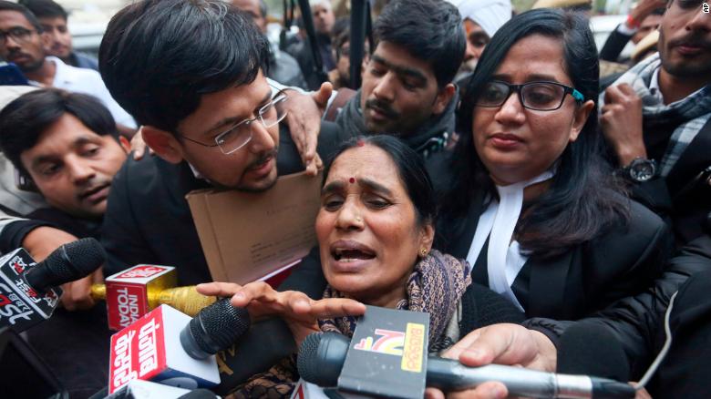 Asha Devi, madre de la víctima de la violación en grupo de 2012 en un autobús, sale de la corte en Nueva Delhi el martes 7 de enero.