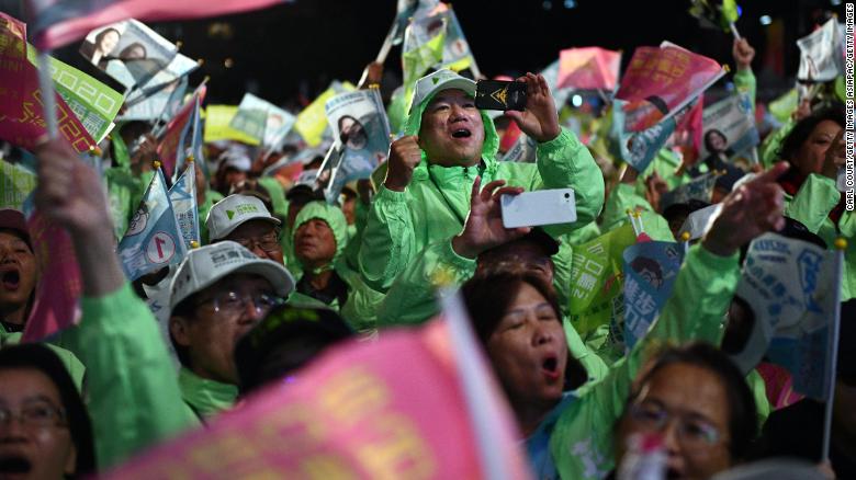 Supporters of Taiwan&#39;s President and Democratic Progressive Party presidential candidate, Tsai Ing-wen, cheer on Wednesday, January 8, at a rally in Taoyuan.