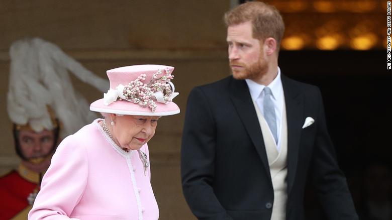 The Queen and Harry arrive at the Queen&#39;s Garden Party in Buckingham Palace on May 29, 2019.