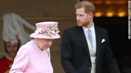 Britain&#39;s Queen Elizabeth II and Britain&#39;s Prince Harry, Duke of Sussex arrive at the Queen&#39;s Garden Party in Buckingham Palace, central London on May 29, 2019. (Photo by Yui Mok / POOL / AFP)        (Photo credit should read YUI MOK/AFP via Getty Images)
