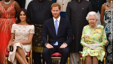 LONDON, ENGLAND - JUNE 26: Meghan, Duchess of Sussex, Prince Harry, Duke of Sussex and Queen Elizabeth II at the Queen&#39;s Young Leaders Awards Ceremony at Buckingham Palace on June 26, 2018 in London, England. The Queen&#39;s Young Leaders Programme, now in its fourth and final year, celebrates the achievements of young people from across the Commonwealth working to improve the lives of people across a diverse range of issues including supporting people living with mental health problems, access to education, promoting gender equality, food scarcity and climate change. (Photo by John Stillwell - WPA Pool/Getty Images)