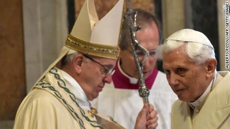 El papa Benedicto XVI no está de acuerdo con el papa Francisco sobre el  celibato - CNN Video