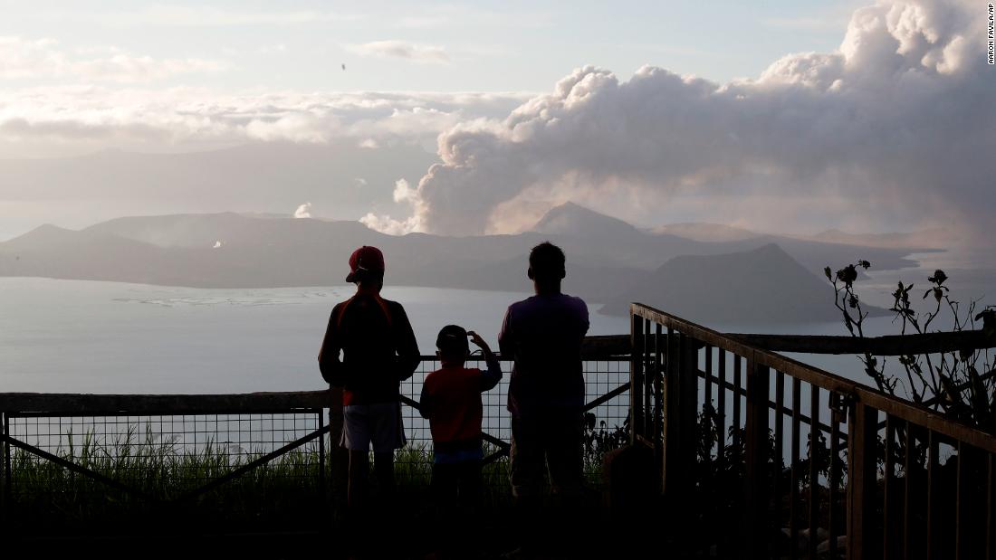 People watch the erupting volcano from Tagaytay on January 14.