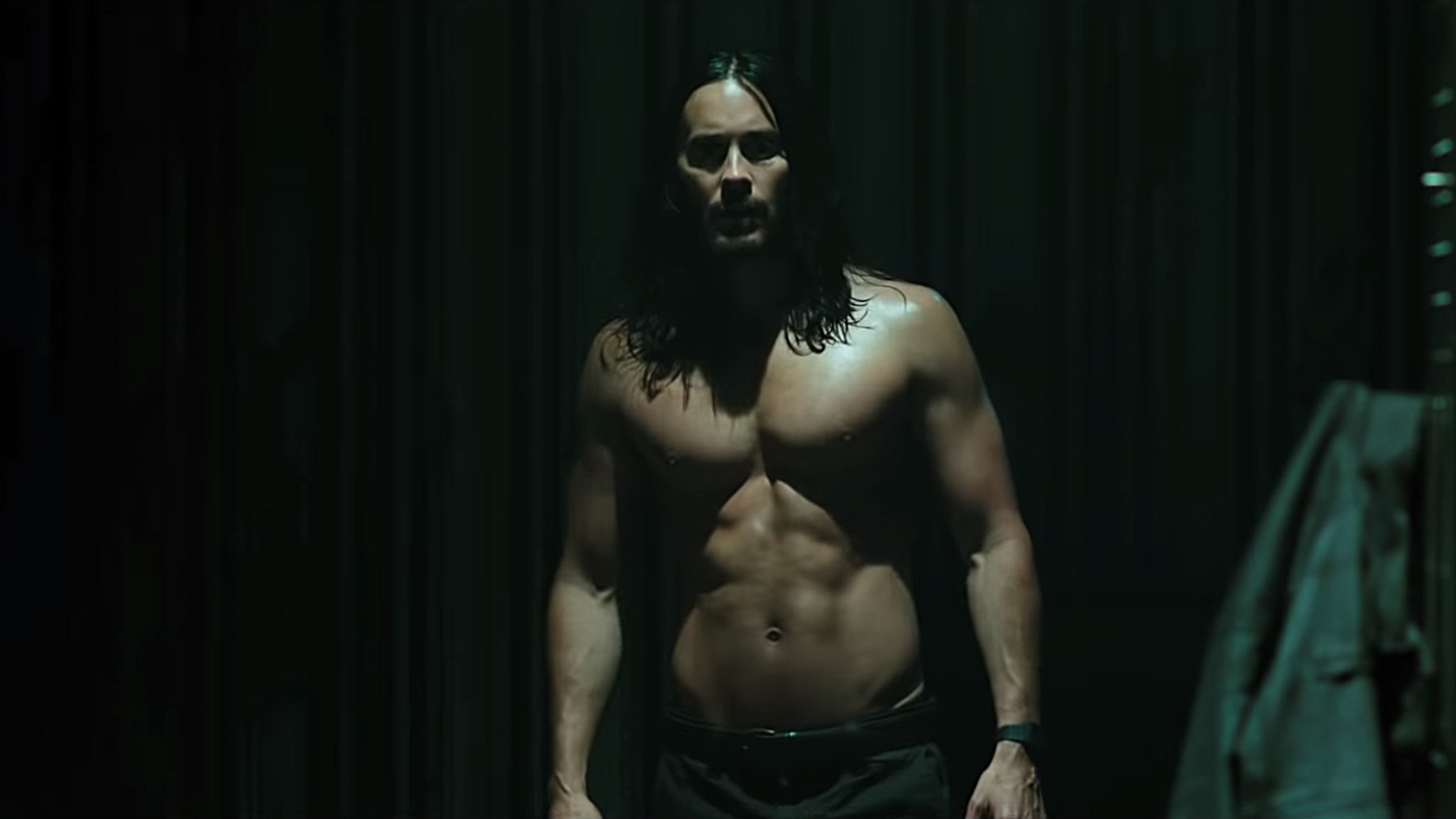 Mira a Jared Leto como un villano vampiro sin camisa en este nuevo tráiler