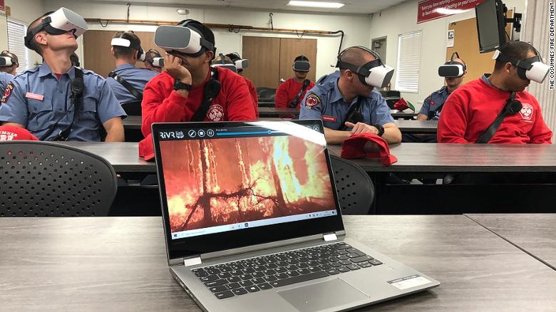 A los aprendices de bomberos del Departamento de Bomberos de Cosumnes se les enseña cómo manejar escenarios específicos mientras usan auriculares VR.
