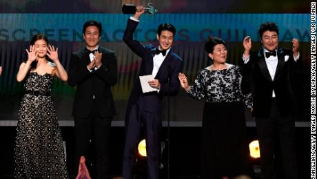 So-dam Park, Sun-kyun Lee, Woo-sik Choi, Jeong-eun Lee, and Kang-ho Song accept Outstanding Performance by a Cast in a Motion Picture for &#39;Parasite&#39; onstage during the 26th Annual Screen Actors Guild Awards at The Shrine Auditorium on January 19, 2020 in Los Angeles, California. 