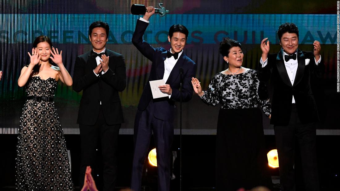 So-dam Park, Sun-kyun Lee, Woo-sik Choi, Jeong-eun Lee và Kang-ho Song chấp nhận màn trình diễn xuất sắc của một diễn viên trong phim điện ảnh cho & # 39; Parasite & # 39;  trên sân khấu trong Lễ trao giải Hiệp hội Diễn viên thường niên lần thứ 26 tại Thính phòng Miếu vào ngày 19 tháng 1 năm 2020 tại Los Angeles, California.