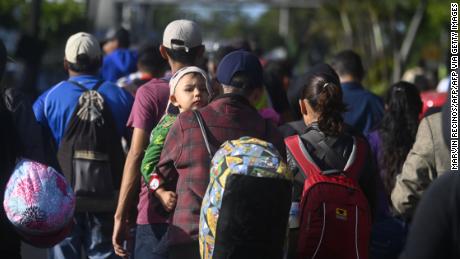 Caravana de migrantes intentan cruzar la frontera mexicana