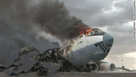 صورة وصفها تقرير للأمم المتحدة حول حظر الأسلحة الليبي بأنها تُظهر طائرة SkyAviaTrans تم تفجيرها في مصراتة في أغسطس / آب 2019.