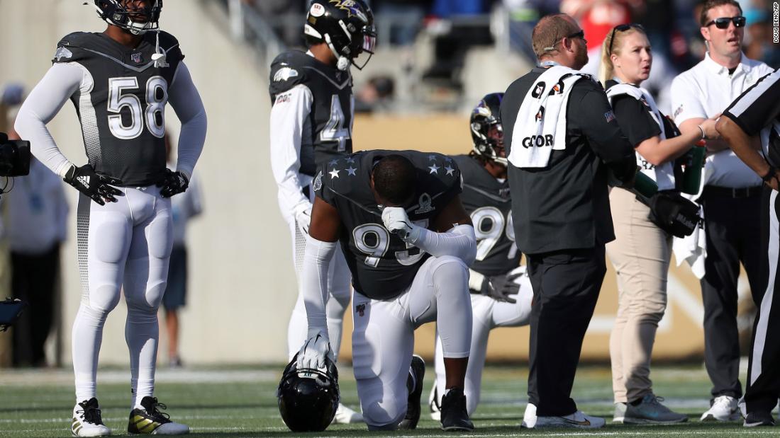 AFC defensive end Calais Campbell kneels as he and his teammates react to the announcement of Bryant&#39;s death Sunday in the second quarter of the 2020 Pro Bowl on Sunday in Orlando.