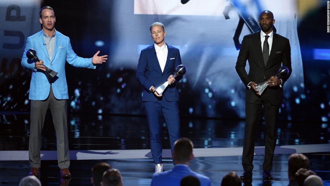 From left, Peyton Mannin,  Abby Wambach and Bryant accept the Icon Award during the 2016 ESPYS at Microsoft Theater in Los Angeles.