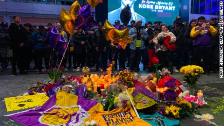 People gather to pay tribute to former NBA and Los Angeles Lakers player Kobe Bryant on January 26, 2020 following his death in a helicopter crash near Los Angeles. - Nine people were killed in the helicopter crash which claimed the life of NBA star Kobe Bryant and his 13 year old daughter, Los Angeles officials confirmed on Sunday. Los Angeles County Sheriff Alex Villanueva said eight passengers and the pilot of the aircraft died in the accident. The helicopter crashed in foggy weather in the Los Angeles suburb of Calabasas. Authorities said firefighters received a call shortly at 9:47 am about the crash, which caused a brush fire on a hillside. (Photo by Chris Delmas / AFP) (Photo by CHRIS DELMAS/AFP via Getty Images)