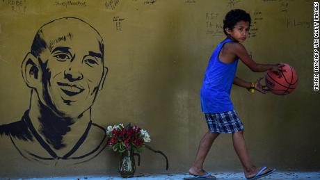 Memorials Honoring Kobe And Gianna Bryant Are Popping Up All Over The World Cnn