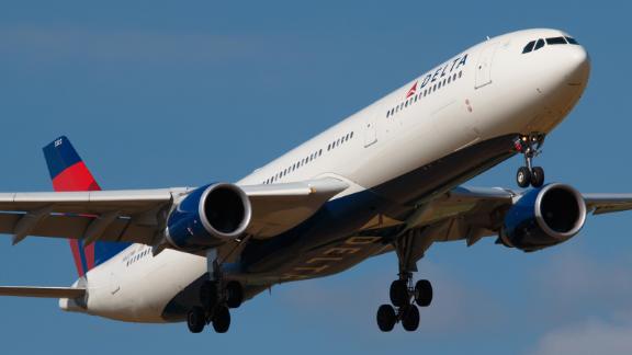 Score up to 90,000 bonus miles with these Delta credit card offers