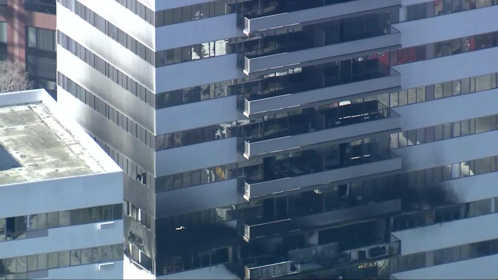 Dramático rescate en edificio en llamas en Los Ángeles: hay 8 heridos