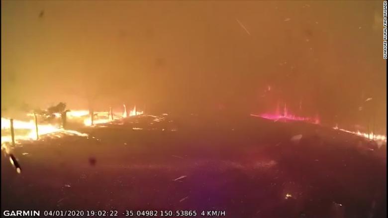 australia bushfire overtakes firefighters newsource vpx orig_00005204