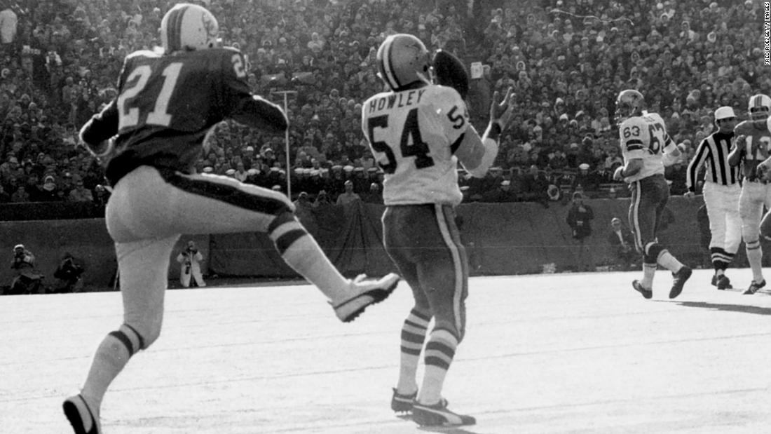 &lt;strong&gt;Super Bowl V (1971):&lt;/strong&gt; Dallas Cowboys linebacker Chuck Howley intercepted two passes against the Baltimore Colts in Super Bowl V. Howley was named the game&#39;s MVP, but the Colts won the notoriously sloppy game with a Jim O&#39;Brien field goal as time expired. To date, Howley remains the only player from a losing team to be named Super Bowl MVP. 