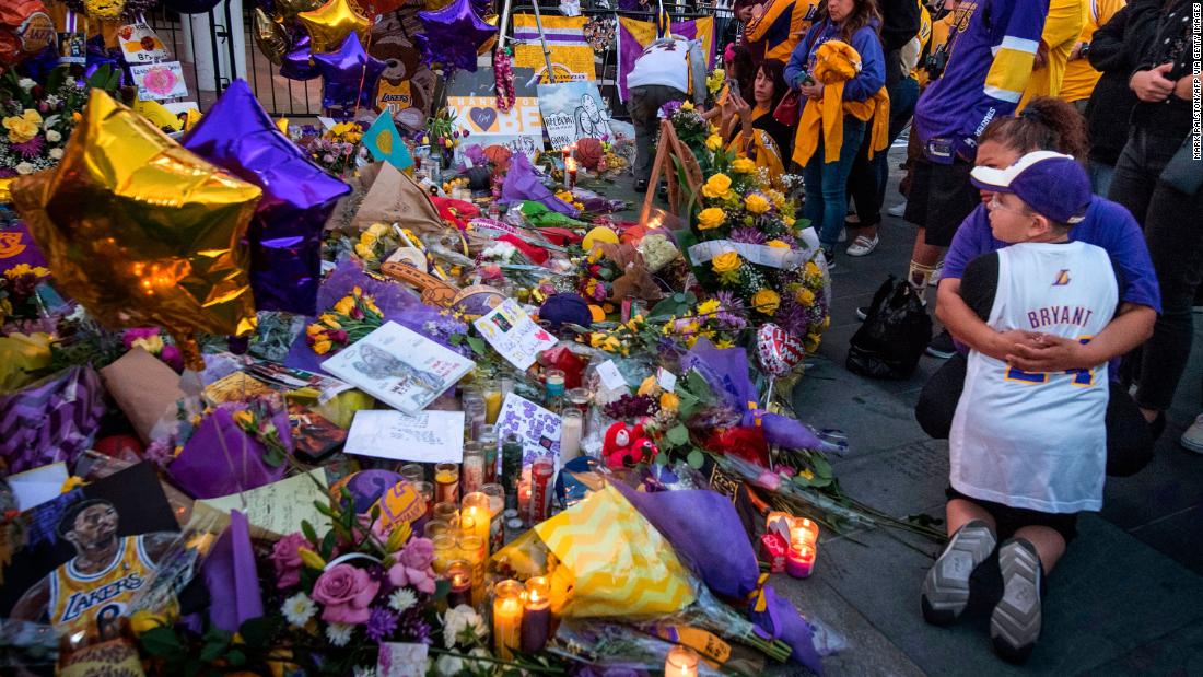 Vanessa Bryant To Receive Fan Tributes Left For Kobe And Gianna Bryant At The Staples Center Cnn