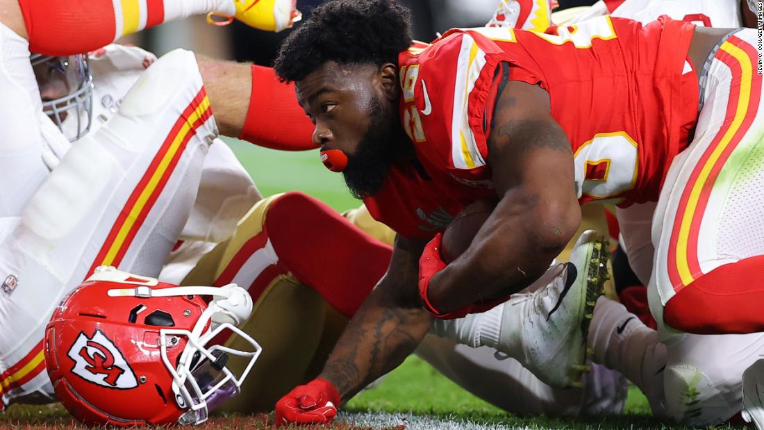 Williams loses his helmet in the first quarter.