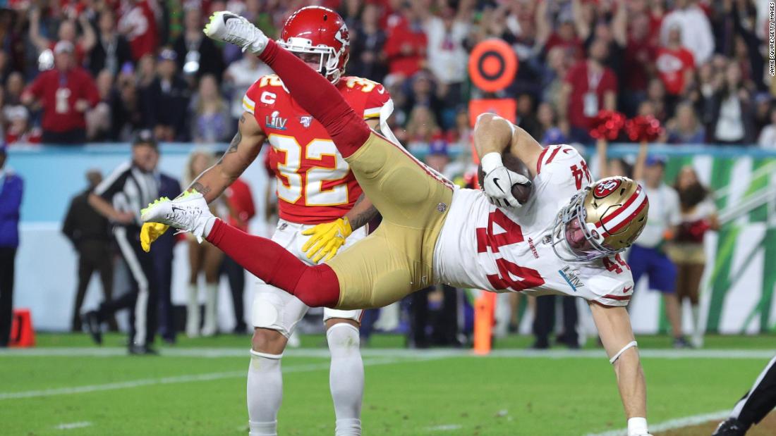 San Francisco&#39;s Kyle Juszczyk leaps into the end zone to score a touchdown in the second quarter. The game was tied 10-10 at halftime.