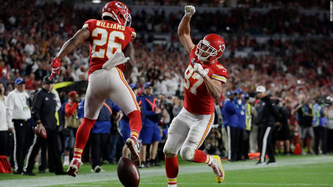 Williams celebrates with tight end Travis Kelce after Kelce caught a touchdown pass to cut into San Francisco&#39;s fourth-quarter lead.